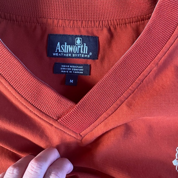 V neck medium pullover. - Picture 2 of 2